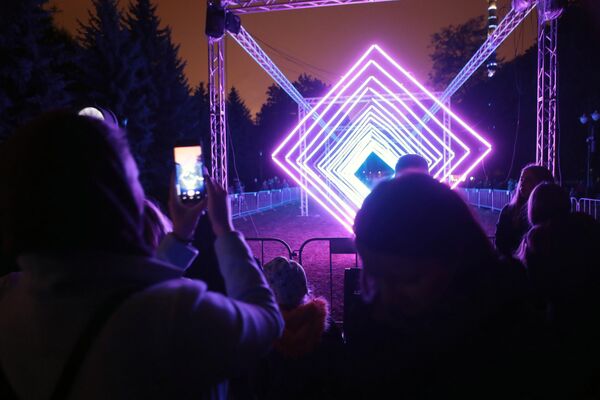 Посетители на фестивале Круг света 2019 в парке Останкино в Москве