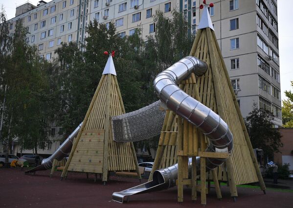 Благоустроенная детская игровая площадка во дворе на улице Лескова в Москве