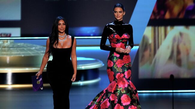 Ким Кардашьян и Кендалл Дженнер на церемонии вручения премии Эмми в Лос-Анджелесе
