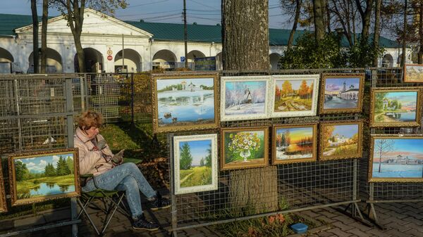 Продажа картин на площади Сусанина в Костроме