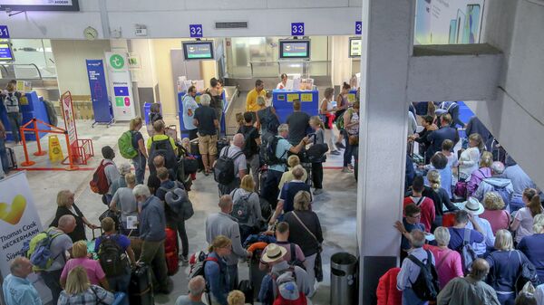 Туристы у стойки компании Thomas Cook в аэропорту острова Крит