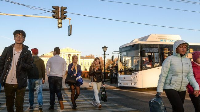 Прохожие переходят дорогу в Костроме