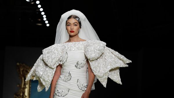 Модель Джиджи Хадид во время показа коллекции Moschino на Неделе моды в Милане