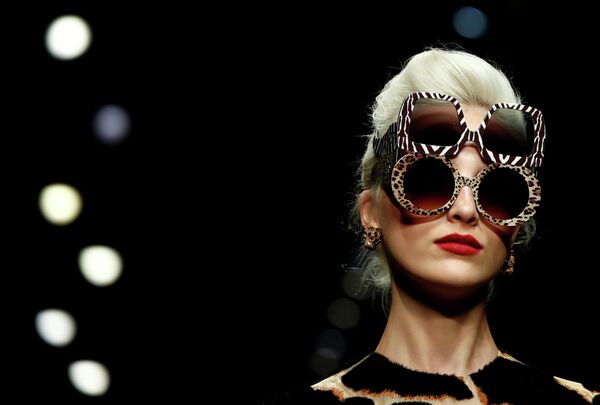 Модель во время показа коллекции Dolce & Gabbana на Неделе моды в Милане
