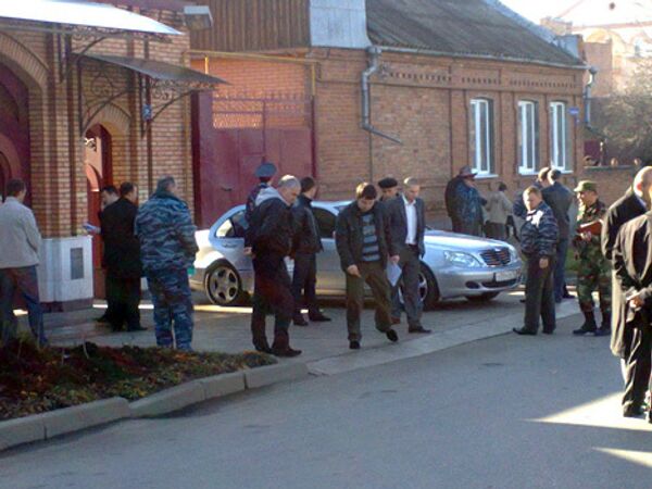Сотрудники правоохранительных органов на месте, где произошло покушение на мэра Владикавказа Виталия Караева. Архив