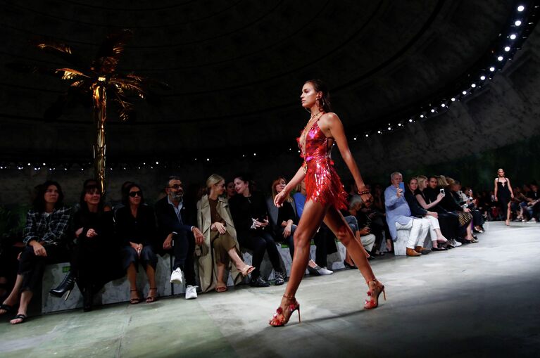 Модель Ирина Шейк  во время показа коллекции Versace на Неделе моды в Милане