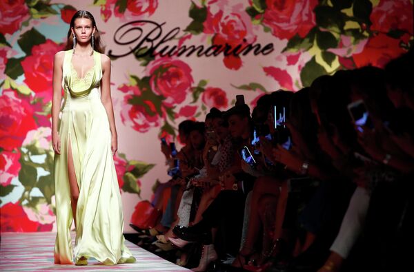 Модель во время показа коллекции Blumarine на Неделе моды в Милане Модель во время показа коллекции Blumarine на Неделе моды в Милане
