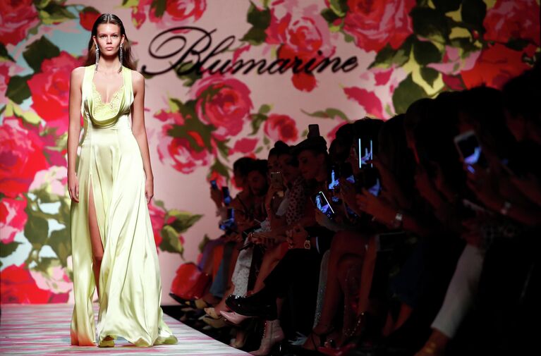 Модель во время показа коллекции Blumarine на Неделе моды в Милане