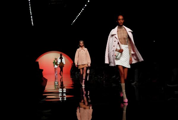 Модели во время показа коллекции Emporio Armani на Неделе моды в Милане