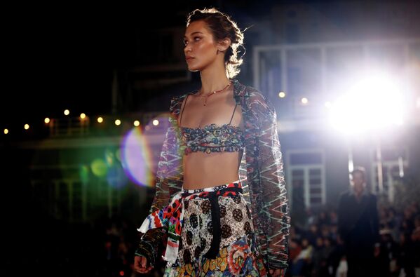 Модель Белла Хадид во время показа коллекции Missoni на Неделе моды в Милане