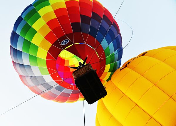 Участник парада аэростатов на Фестивале воздушных шаров Солохаул парка в Сочи