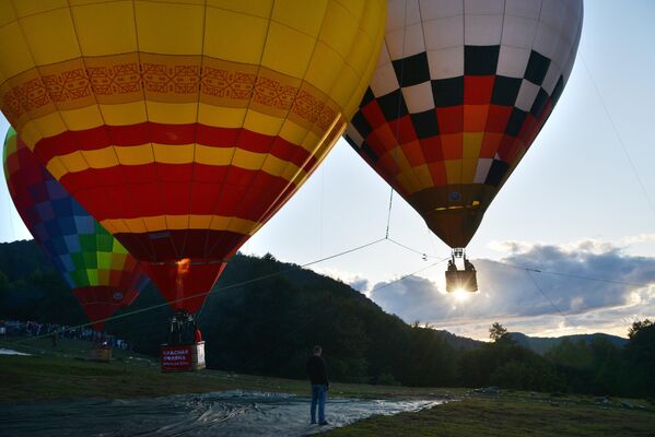Участники парада аэростатов на Фестивале воздушных шаров Солохаул парка в Сочи