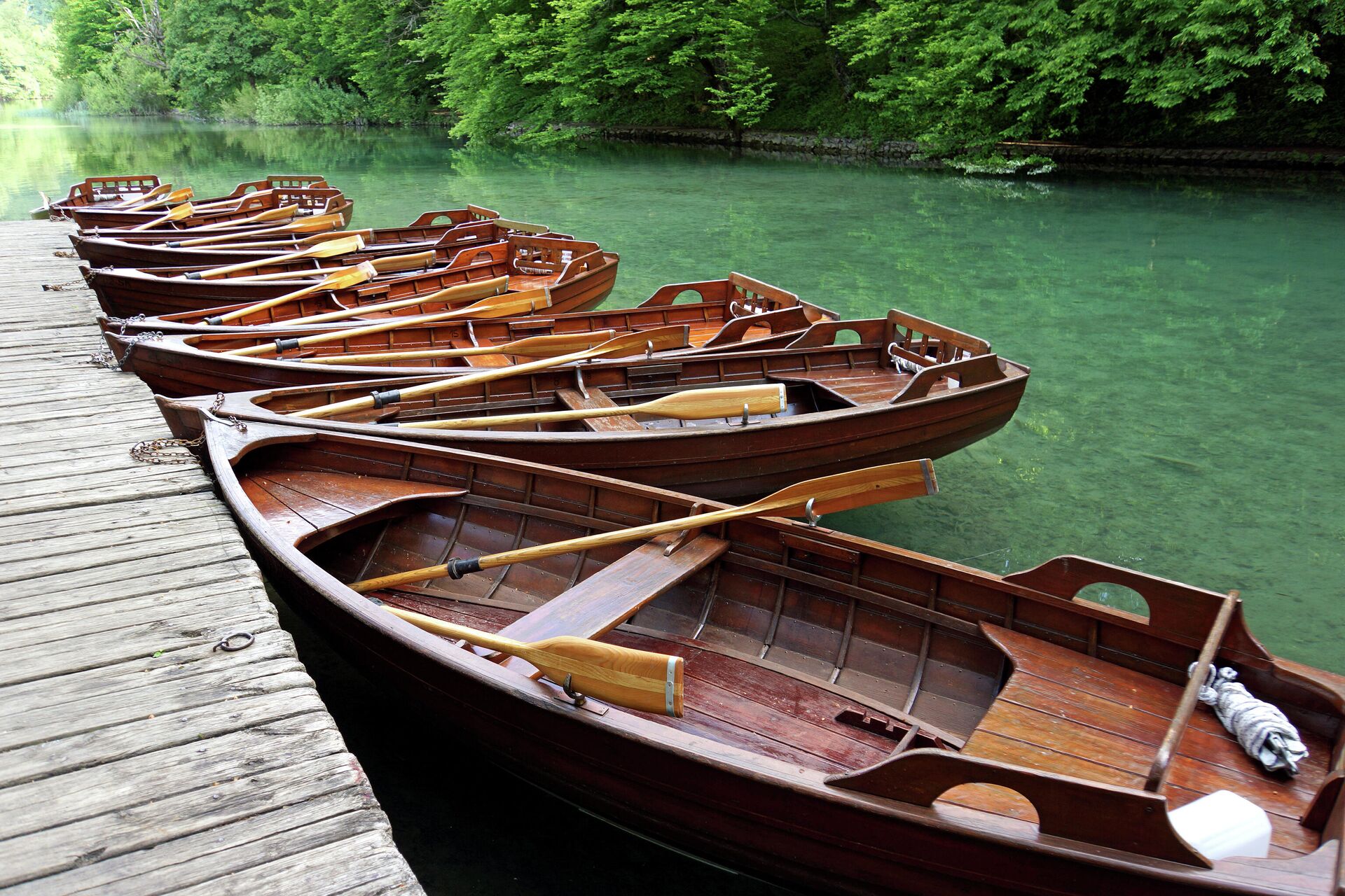 Лодки в национальном парке Плитвицкие озера в Хорватии - РИА Новости, 1920, 31.01.2022