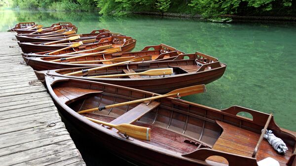 Лодки в национальном парке Плитвицкие озера в Хорватии