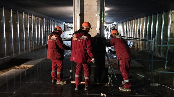 Рабочие на строительной площадке станции метро Лефортово Большой кольцевой линии в Москве