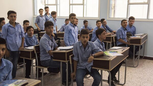 Школьники в классе открывшейся в районе Барза в Дамаске школы, отремонтированной на собранные в России средства