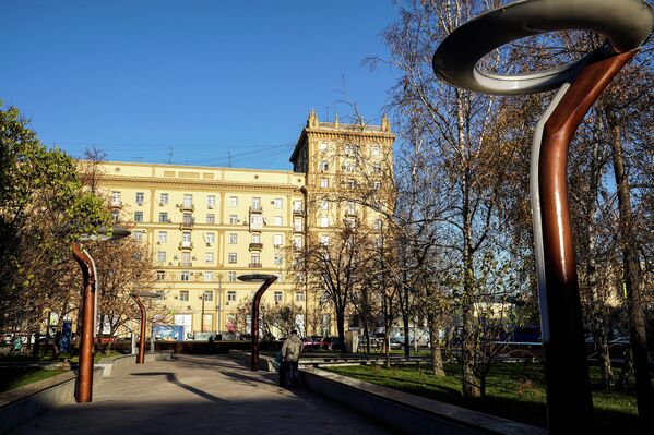 Фонари на площади Цезаря Куникова в Москве
