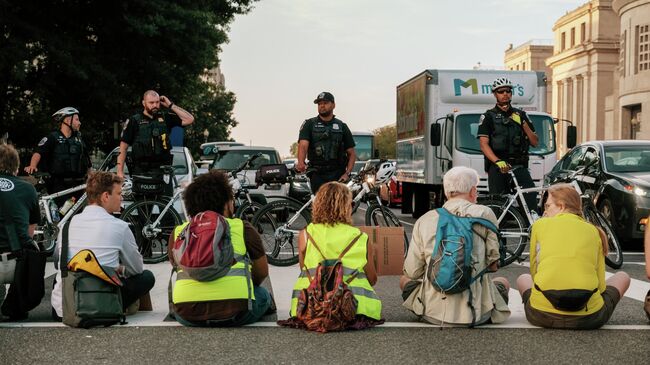 Активисты организаций по защите окружающей среды во время акции по перекрытию дорог в Вашингтоне