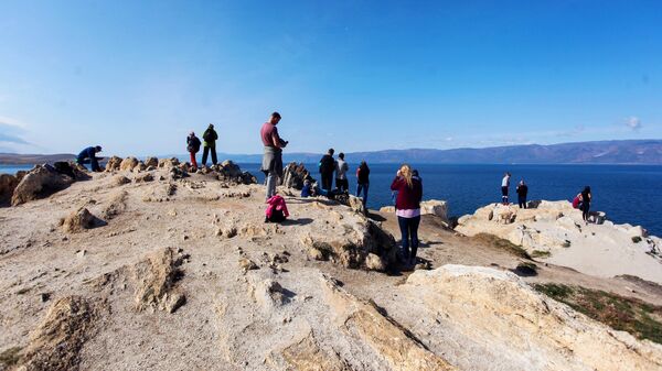 Туристы на Мысе Бурхан на острове Ольхон в Иркутской области