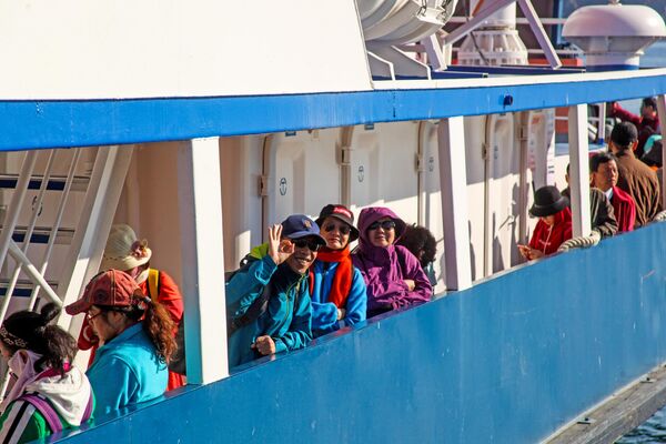 Иностранные туристы на пароме Семен Батагаев во время переправы с материка на остров Ольхон озера Байкал в Иркутской области