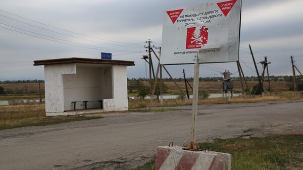 Щит с предупреждением о минах у дороги в окрестностях поселка Октябрь Донецкой области