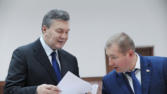 Бывший президент Украины Виктор Янукович с адвокатом Виталием Сердюком