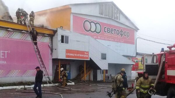 Тушение пожара в двухэтажном магазине в Нижневартовске 