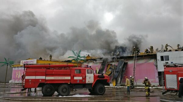Тушение пожара в двухэтажном магазине в Нижневартовске 