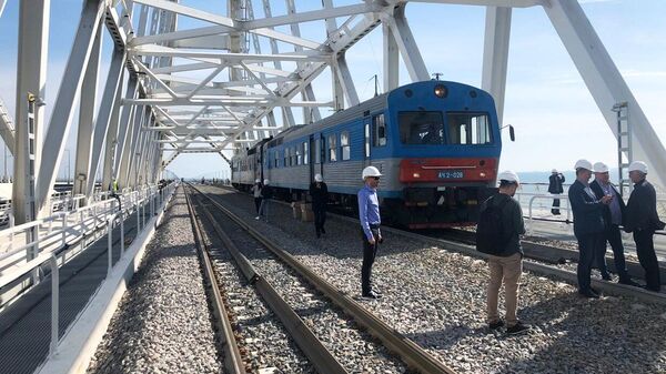 Тепловоз проехал в тестовом режиме по железнодорожной части Крымского моста