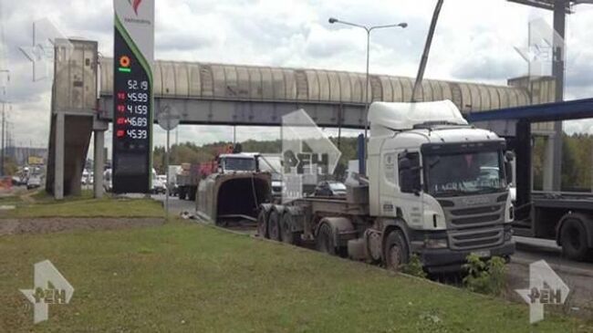 Грузовик врезался в пешеходный мост на трассе М5 Урал в Московской области