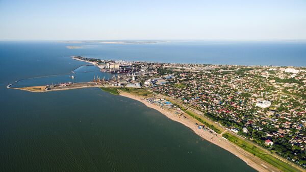 Ейский морской торговый порт и городская застройка на Ейской косе между Таганрогским заливом и Ейским лиманом Азовского моря