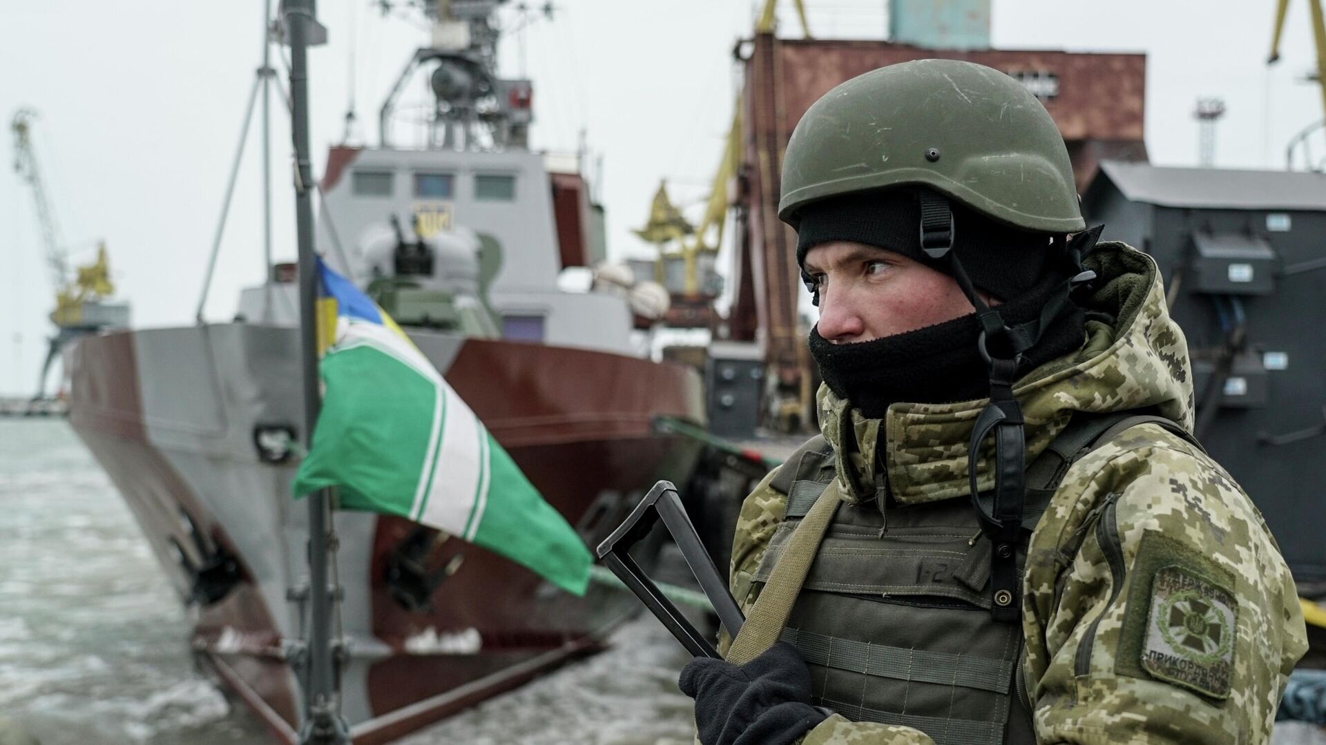 Украинский военнослужащий на борту корабля береговой охраны в порту Мариуполя - РИА Новости, 1920, 08.04.2022