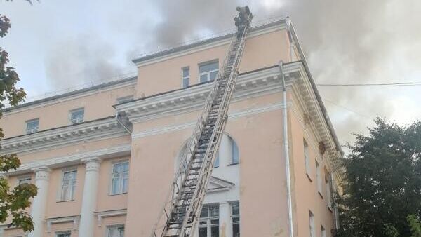 Тушение пожара в здании бывшего колледжа в Великом Новгороде. 24 сентября 2019