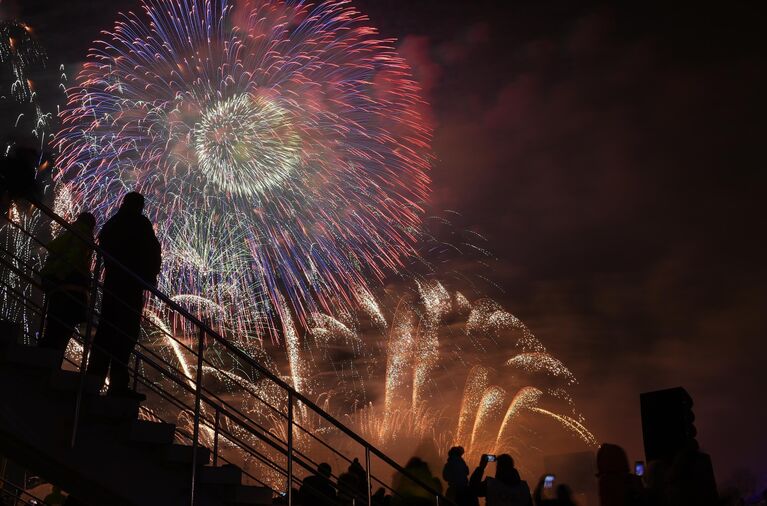 Фейерверк на закрытии фестиваля Круг света 2019 в Москве