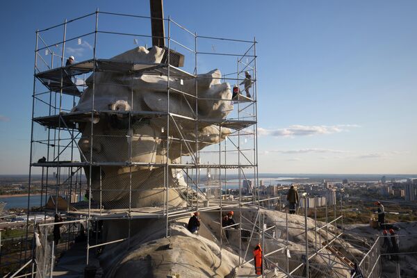 Реставрация монумента Родина-мать зовет в Волгограде