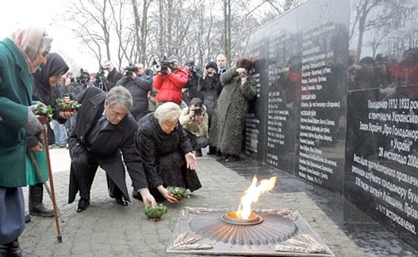 Президент Украины Виктор Ющенко открыл памятник жертвам голодомора 1930-х годов в селе Гора Бориспольского района Киевской области
