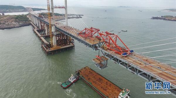 Установка последней балки в конструкцию  самого длинного в мире моста через морской пролив, который соединит город Фучжоу с уездом Пинтань