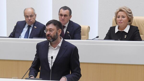 Руководитель портала РИА Новости Украина Кирилл Вышинский выступает на заседании Совета Федерации РФ