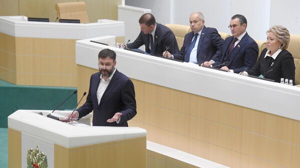 Руководитель портала РИА Новости Украина Кирилл Вышинский выступает на заседании Совета Федерации РФ