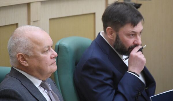 Генеральный директор МИА Россия сегодня Дмитрий Киселев и руководитель портала РИА Новости Украина Кирилл Вышинский на заседании Совета Федерации РФ Генеральный директор МИА Россия сегодня Дмитрий Киселев и руководитель портала РИА Новости Украина Кирилл Вышинский на заседании Совета Федерации РФ