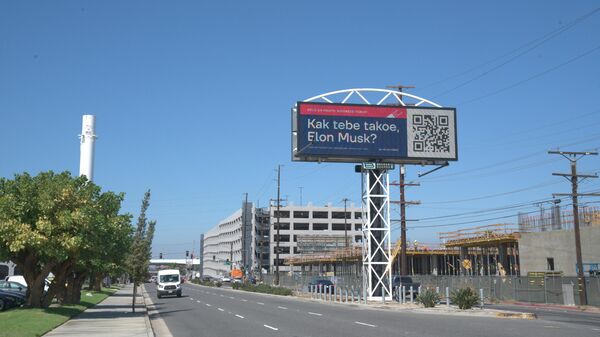 Билборд с обращением к Илону Маску в американском городе Хоторн, Калифорния