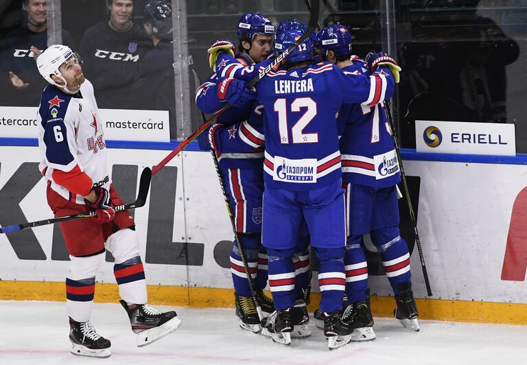 Хоккеисты СКА радуются заброшенной шайбе