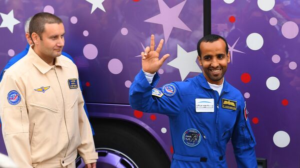 Член основного экипажа МКС-61/62 Хаззаа Аль Мансури (ОАЭ) перед стартом ракеты-носителя Союз-ФГ с пилотируемым кораблем Союз МС-15 на космодроме Байконур