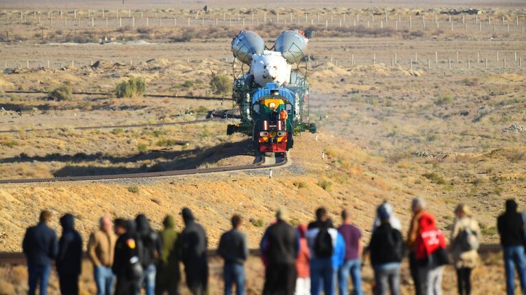 Транспортировка ракеты-носителя Союз-ФГ с пилотируемым кораблем Союз МС-15 на стартовую площадку космодрома Байконур