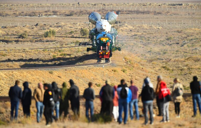 Транспортировка ракеты-носителя Союз-ФГ с пилотируемым кораблем Союз МС-15 на стартовую площадку космодрома Байконур