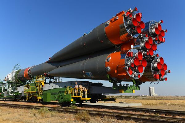Транспортировка ракеты-носителя Союз-ФГ с пилотируемым кораблем Союз МС-15 на стартовую площадку космодрома Байконур