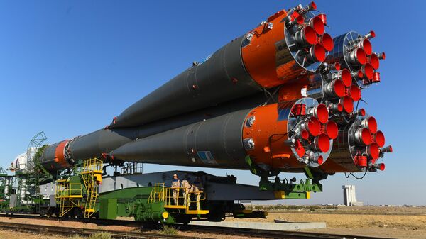 Транспортировка ракеты-носителя Союз-ФГ с пилотируемым кораблем Союз МС-15 на стартовую площадку космодрома Байконур