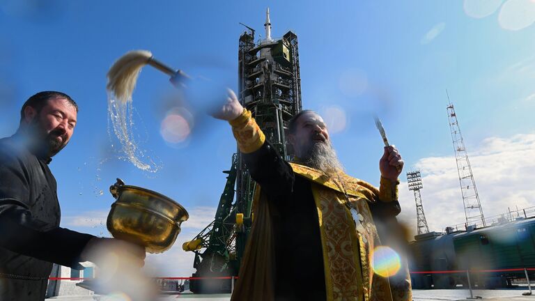 Духовник Роскосмоса отец Сергий (Сергей Бычков) во время обряда освящения ракеты-носителя Союз-ФГ с пилотируемым кораблем Союз МС-15 на стартовой площадке космодрома Байконур