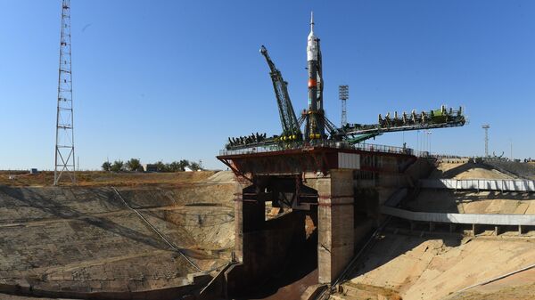 Установка ракеты-носителя Союз-ФГ с пилотируемым кораблем Союз МС-15 на стартовой площадке космодрома Байконур