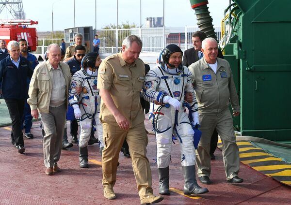 Генеральный директор госкорпорации Роскосмос Дмитрий Рогозин сопровождает членов основного экипажа экспедиции МКС-61/62 к ракете-носителю Союз-ФГ с пилотируемым кораблем Союз МС-15 на стартовой площадке космодрома Байконур